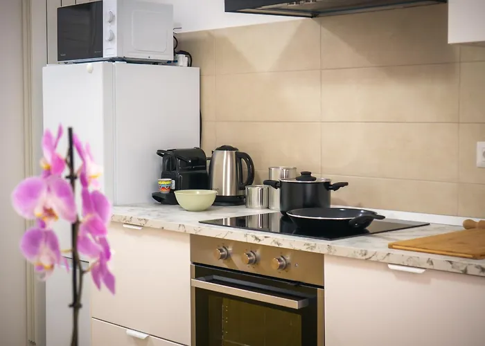 Elite Smart Flat 3 Bed Wifi & Ac Near Metro *
